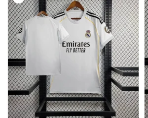 Real Madrid vit matchtröja Adidas - Säljer en officiell Real Madrid fotbollströja från Adidas i vit polyester med broderat klubbmärke på bröstet, svarta HP-loggan på ärmen och svarta ränder på axlarna. Tröjan har gul detalj längs sidorna och klassisk rund hals. Perfekt för dig som älskar fotboll och vill representera ditt lag. Mycket bra kvalité och bra material 