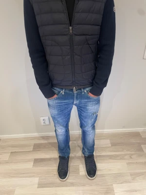 Dondup  - Dondup jeans  George! Trendigaste jeansen på marknaden. Sick 9,5/10. Ny pris 4000 kr men säljs för 699 ( modellen har original slitningar från fabrik vilket är väldigt efter traktat)