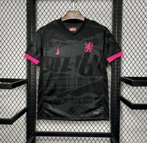 Svart fotbollströja Nike med rosa detaljer - Snygg svart fotbollströja från Nike med coolt mönster och rosa broderad lejonlogga på bröstet. Tröjan har korta ärmar med rosa och gula detaljer vid mudden, samt ett gult-rosa Nike Swoosh. Tillverkad i lätt och ventilerande polyester.