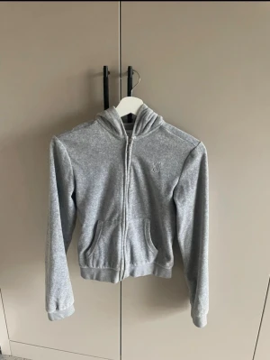 Juicy Couture tröja - Grå juicy couture tröja med JC på bröstet och ett J på dragkedjan. Jätteskön och fin tröja som jag säljer för att den inte kommer till användning. 💕💕Tröjan är i barn storlek 12/13 år