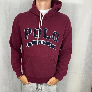 Ralph lauren hoodie - Fet hoodie från Ralph lauren i gott skick! Modellen på bilden är 185 och bär storlek M