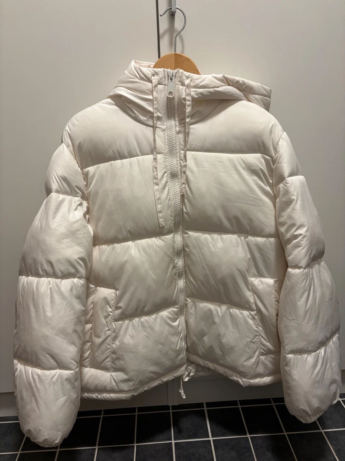 Vit dunjacka med huva