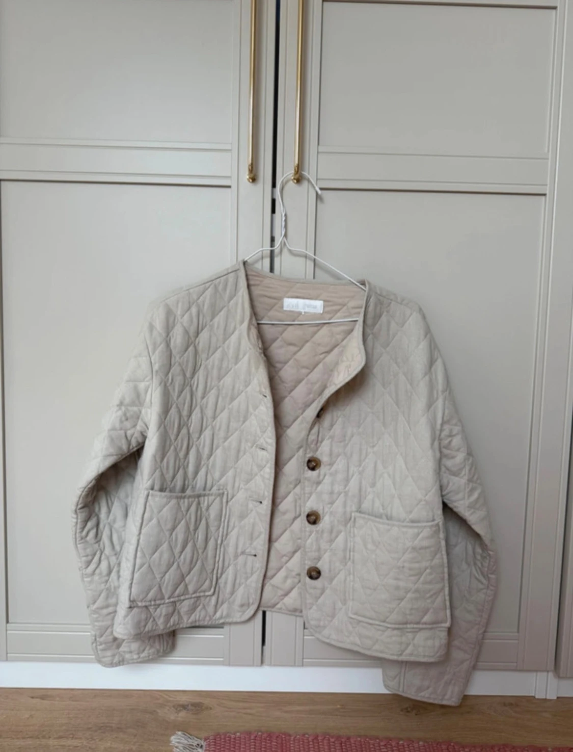 Beige quiltad overshirt med knappar