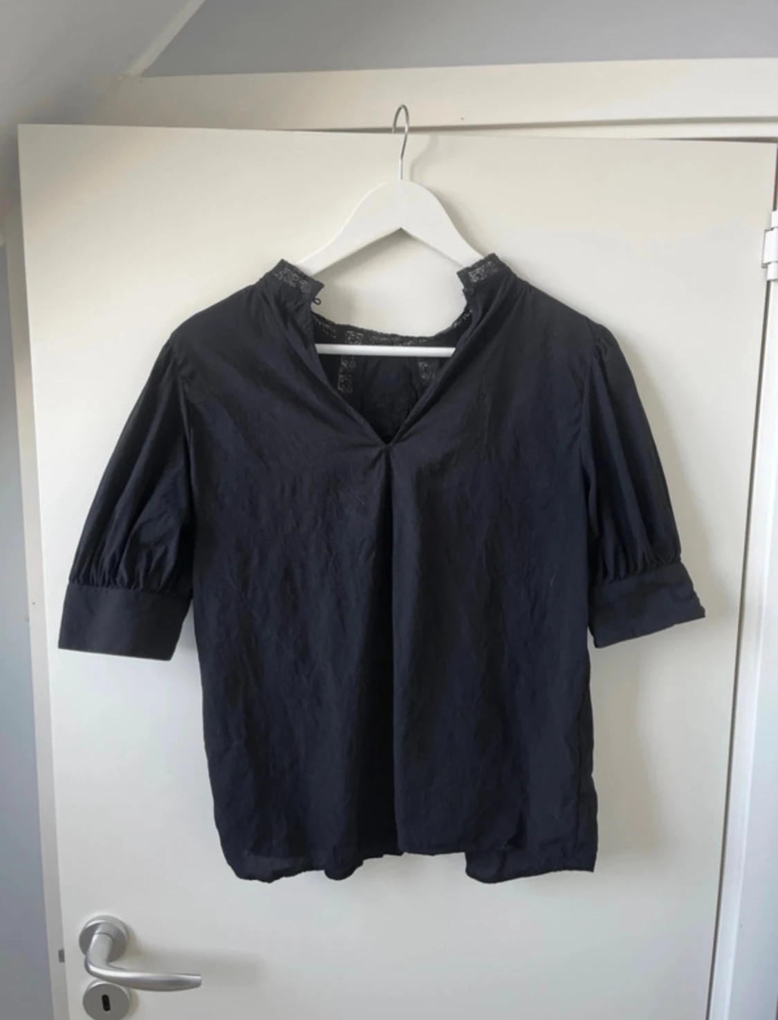 Svart blus med spetsdetaljer