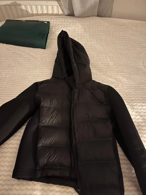 Zara jacka  - Säljer denna Zara jacka i storlek Xs, slutsåld på hemsidan, jätte bra skick, kan sälja för 150 kr.❤️