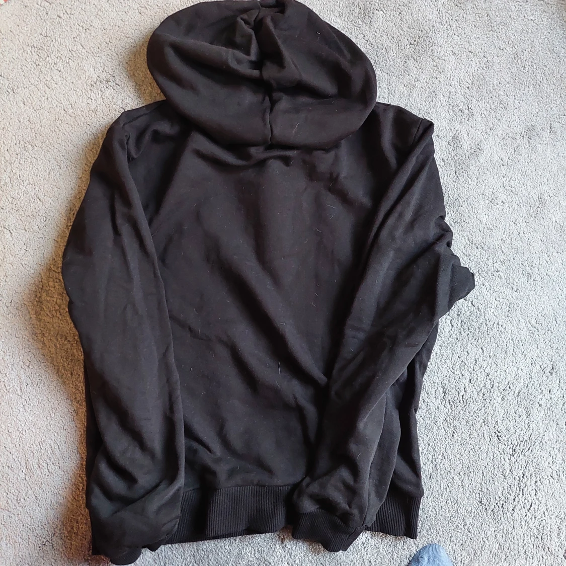 Svart hoodie med gul print från NA-KD - 3