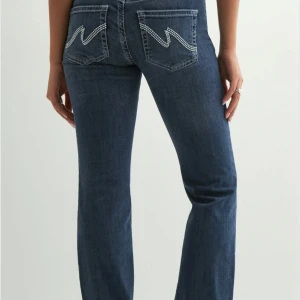 Nelly bootcut jeans  - Jättesnygga och populära jeansen från Nelly! Endast använda ett fåtal gånger och är i nyskick. Nypris var 699kr