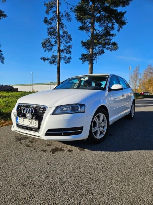 Audi A3 Sportback 1.6 TDI Attraction, 105 HK - Modellår: 2011 Motor: 1.6 TDI (diesel, 105 hk) Växellåda: Manuell Miltal: 29xxx mil  Bränsleförbrukning: 0,42 l/mil, blandad körning Årsskatt: 1 155 kr/år Besiktad till: 2026-10-31 Färg: vit  Kaross: 5-dörrars Sportback Däck/fälgar: finns både vinter och sommardäck i ( 205/55R16 ) Dragkrok finns.  Bilen är i gott skick för sin ålder – startar alltid, går tyst och stabilt i motor och växellåda. Inredningen är fräsch och allt fungerar som det ska. Service har skötts regelbundet.