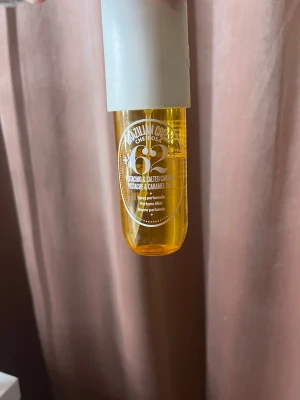 Brazilian Crush Cheirosa 62 Mist - 62 Perfume mist med pistachio och saltad karamell. Perfekt för dig som vill ha en unik och trendig doft. Smidig att ta med i väskan och enkel att använda när du vill fräscha upp dig.