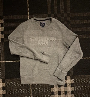 Grå tröja från Woolrich - Tja! Säljer en riktigt snygg tröja ifrån Woolrich | Storlek~S | Färg~Grå | Jag på bilden är 181! Hör av er vid minsta lilla fundering🙌