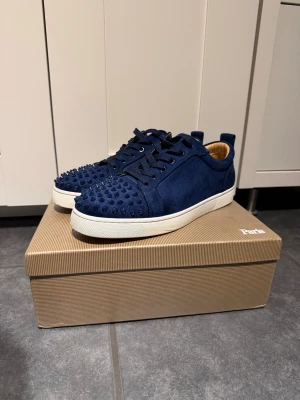 christian louboutin  - nästan helt oanvända, storlek 42    hör av er vid frågor! allt ingår!