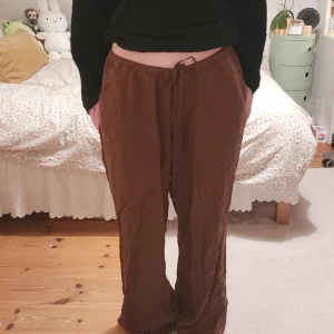 Bruna linnebyxor - runa linnebyxor med avslappnad passform och snörning i midjan.