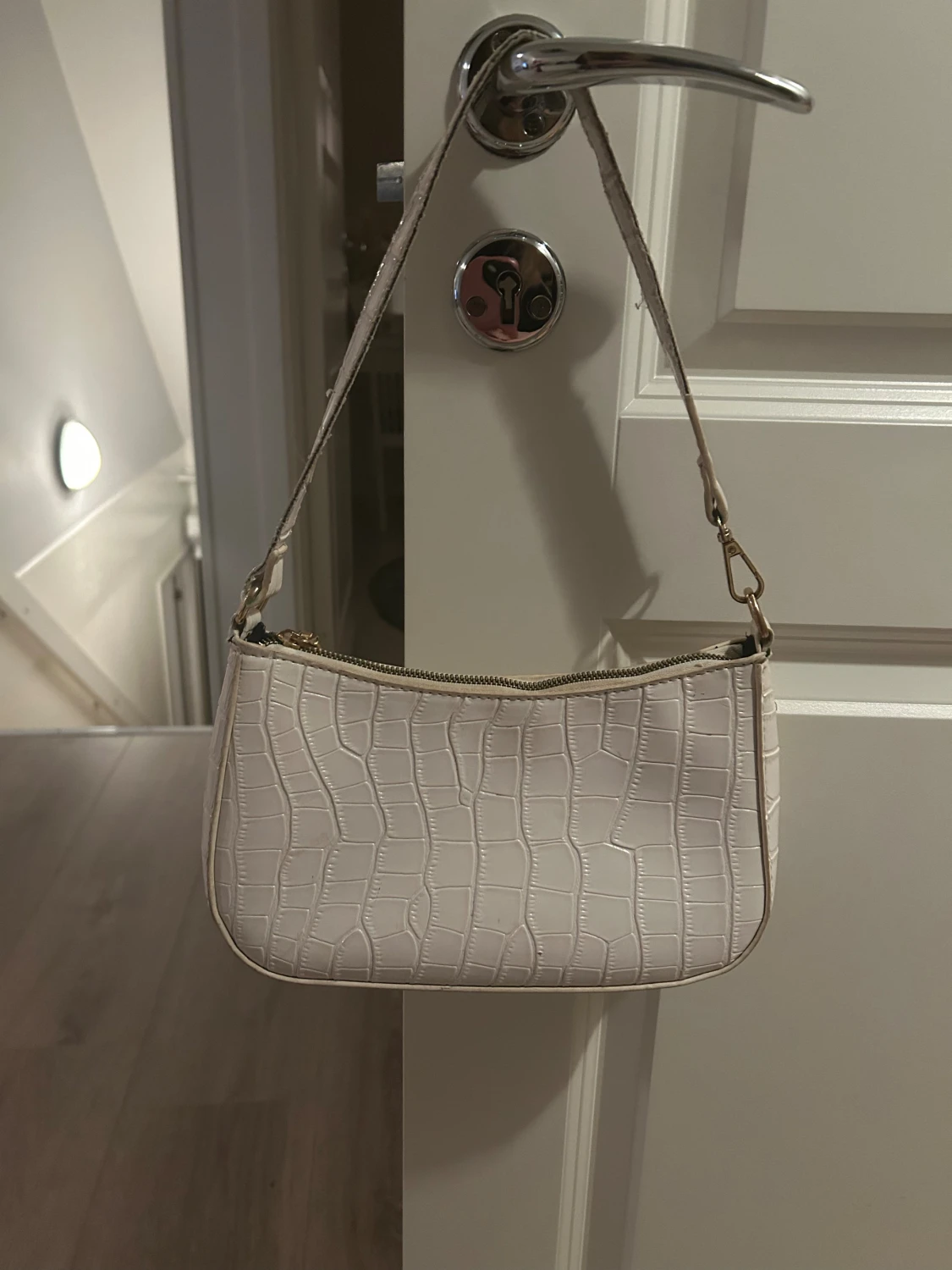 Vit axelväska med krokodilmönster - 1