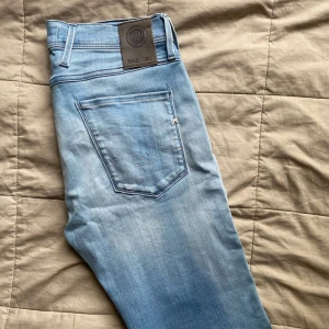 Replay anbass - Säljer nu mina extremt snygga replay anbass i toppkvalitet. Byxorna är i nyskick då dem knappt är använda och har en mycket bra passform. Nypris ligger på 1500 och mitt pris 699 (byxorna är i nyskick). Kan eventuellt gå ner i pris vid snabb affär🤝