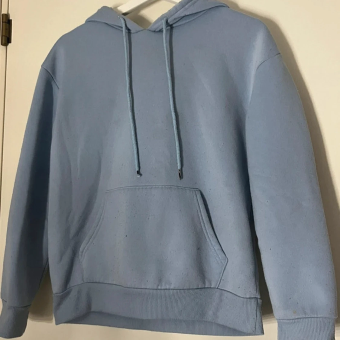 Blå hoodie med nalletryck - 1