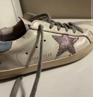 Golden Goose sneakers  - Golden Goose sneakers låg modell. Bra skick förutom skosnörena men det är lätt att byta. Pris kan diskuteras ❤️(Äkta)