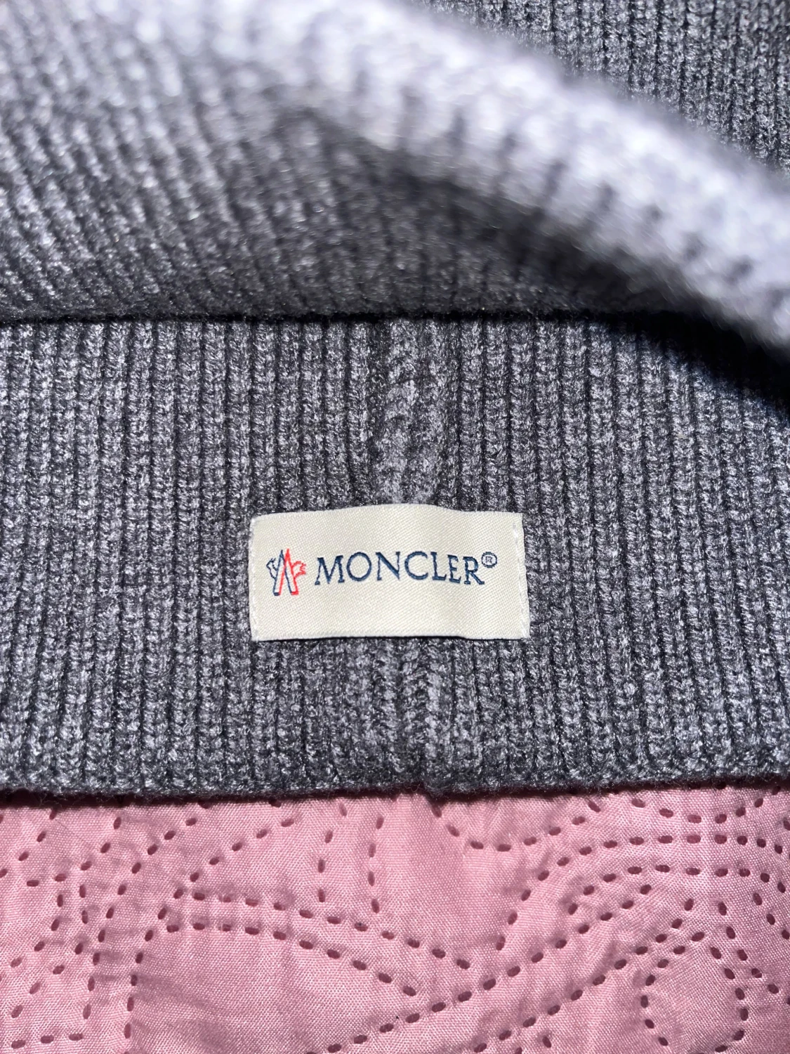 Grå  mössa med ränder - 1