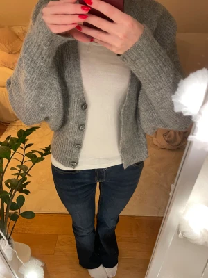 Stickad kofta med knappar - V-ringad grå stickad kofta med knappar från Gina tricot i storlek S Knappt använd