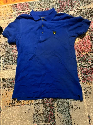 Lyle & Scott  - Blå polo tröja från Lyle & Scott i bra skick