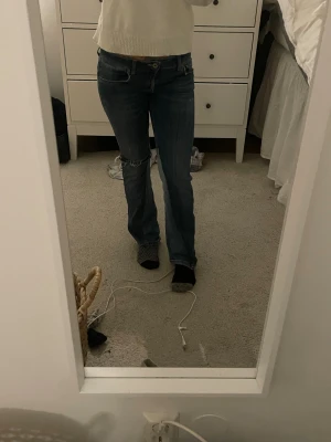Blå lågmidjade bootcut jeans  - Säljer ett par blå jeans från dondot. Skulle säga att de är lite mindre i storleken satt passar nog 25,26 också!! köpte från second hand för länge sen, men de kommer inte till användning.💗