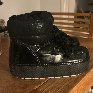 Svarta moon boots med snörning - Säljer nu mina vinter skor, dom är inte riktiga! Har använd ca 3 gånger, fick dom förra året i jul och har inte använt sen dess. Inga repor vad jag har sett eller andra skador! STOR I STORLEK!! Dom är breda och om man har storlek 39-40 så passar dom 