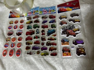 Blandade 3D klistermärken - Cars, Frost, Hello Kitty, Barbie - Stort paket med 3D klistermärken med motiv från Cars, Frost, Hello Kitty och Barbie. Perfekt för pyssel, dekoration eller presenter. Flera ark i nyskick, färgglada och detaljerade figurer. Inga synliga defekter eller slitage. 60kr/4st/bild 