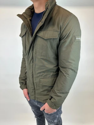 Woolrich Jacka  - Hej! Säljer nu denna väldigt snygga och eftertraktade Woolrich Fieldjacka! Jackan är slutsåld överallt och går inte att få tag på… jackan är perfekt nu till vintern  Storlek M, Ny pris: 6000 kr Säljs för: 1399 kr