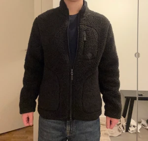 J Lindberg fleece  - Fet fleece för dig som vill klä dig snygg men varmt. Köpt i J Lindberg butik nypris 2000kr. Mitt pris 499 kr. Använts sparsamt 🙌🏻🙌🏻🙌🏻