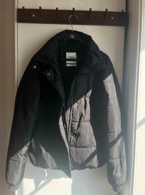 Svart pufferjacka från Dobber  - Jacka från Dobber. Väl använd men väl omhändertagen! Inga defekter förutom en namnmärkning på jackans insida (se bild) Storlek XS men passar XS/S. Nypris 999kr Pris kan diskuteras vid snabb affär🥰finns det frågor är det bara att skriva🤗