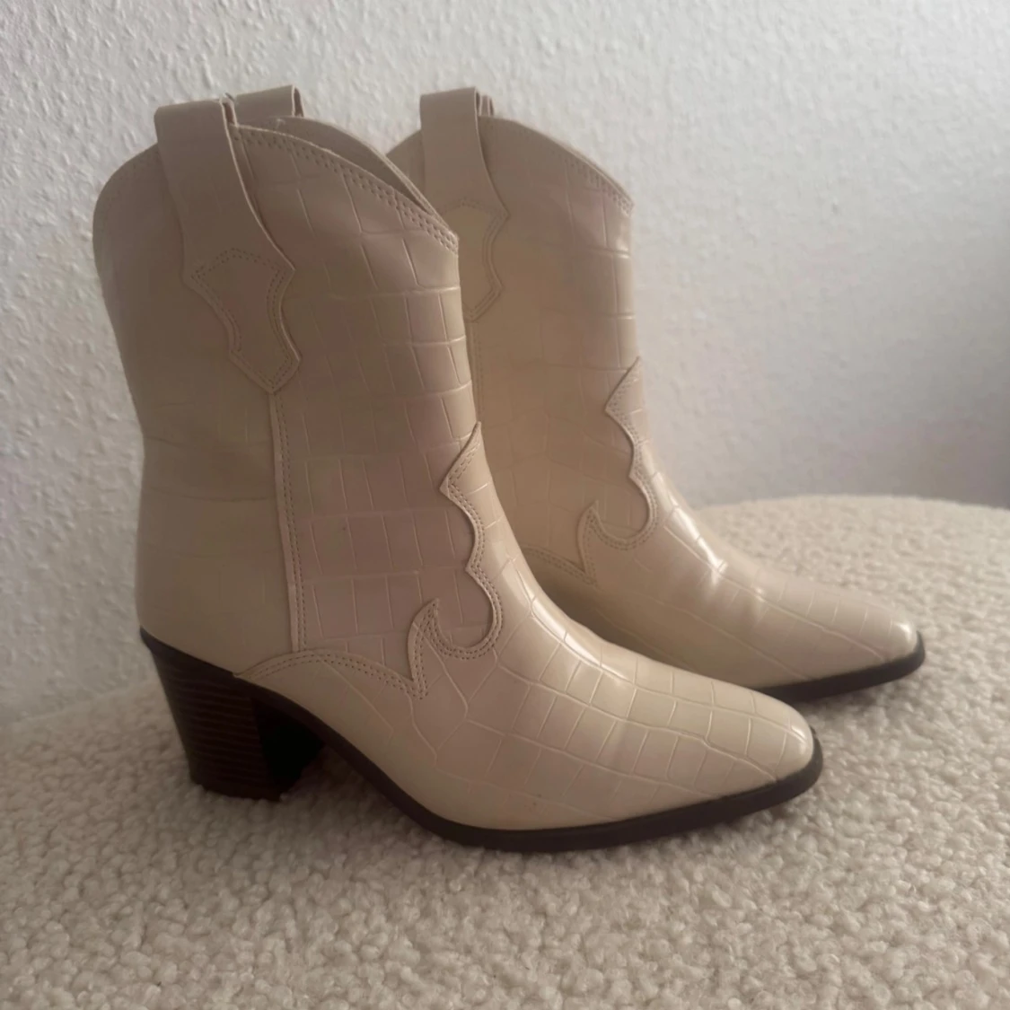 Beiga cowboy boots med krokoprägling