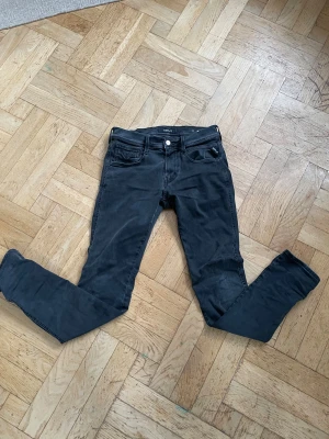 Grååa Replays Anbass -  Skitfeta slim fit replays anbass som är assköna och snygga att ha på sig. Passformen är bra och det finns inget fel på dom. Mycket bra skick. W29 L32 kan gå ner i pris vid snabbt köp.