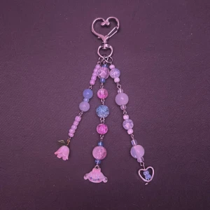 cute cinnamoroll keychain/bagcharm <3 - super cute pink and blue cinnamoroll keychain/bagcha i made with a silver heart clasp ❤️ i take commissions and every order comes with extras like stickers, charms ect.. free shipping if you pay with swish ❤️