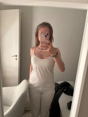 Vitt linne - Säljer mitt vita linne från lager157 i storlek xs. Det är mycket använt och lite genomskinligt, säljer för att jag tyvärr inte har användning för det längre💕