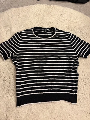 Svartvit randig tröja från H&M Divided - Säljer en svartvit randig tröja från H&M Divided i storlek M. Tröjan har rund hals, korta ärmar och är gjord i mjuk bomull. Perfekt för dig som gillar klassiska mönster och enkel stil. Passar till jeans eller kjol för en chill look.