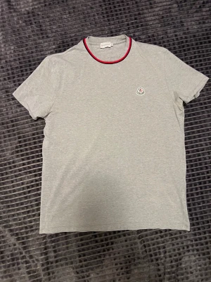 Moncler T-shirt  - Passar också L - notera att det mörka partiet på bild 1 bara är en skugga 