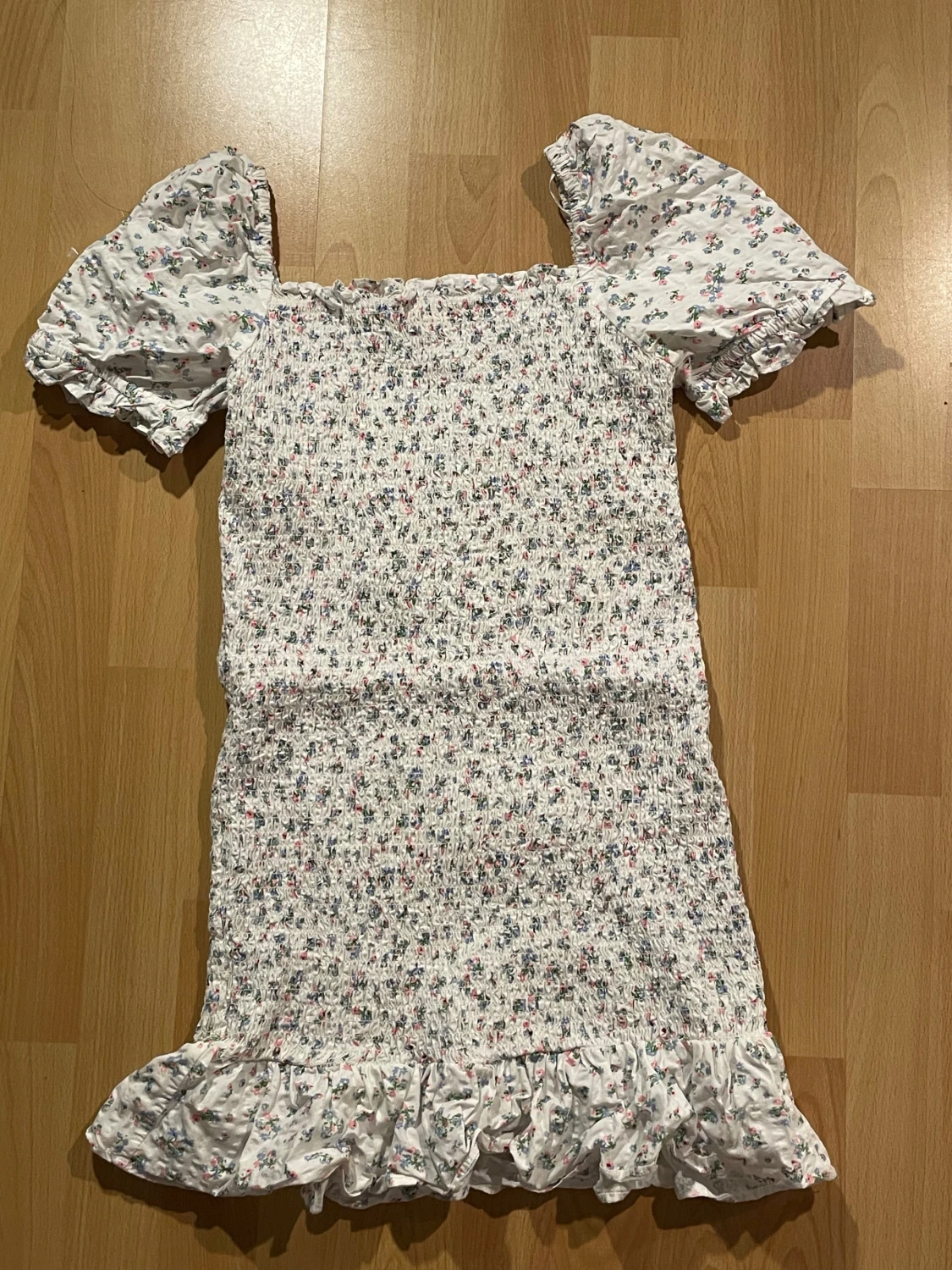 Vit blommig kortklänning