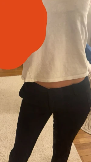 Svarta kostymbyxor med låg midja - Modell Vera i storlek 32 tall 💕 helt nya köpta för nån dag sedan och inte använda alls( nypris 500)