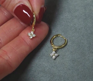 Guld örhängen hoops 18k - Helt nya jättefina örhängen i en timeless modell, guldpläterade med Zirkon stenar ✨skickas med en liten present påse 