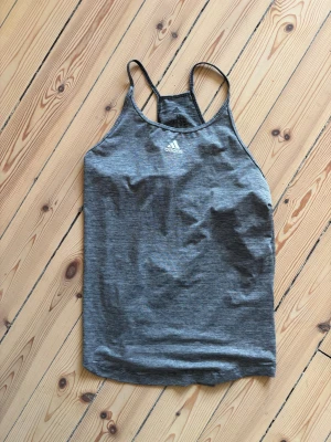 Träningslinne - Tunt linne i grått tyg från Adidas, storlek M 