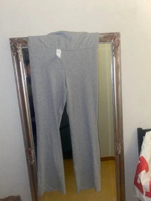 Nya Gråa ribbade mjukisbyxor från Lindex XL - Grå ribbade mjukisbyxor från Lindex i storlek XL. Byxorna har hög midja och raka, lite vidare ben. Tillverkade i mjukt och stretchigt material som är perfekt för chill eller träning. Enkel och stilren design utan fickor eller dragkedjor. Nypris 399kr