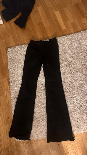 Snygga svarta utsvängda Jens från only  - Jättefina jeans från only i väldigt bra skick skriv för frågor🤗