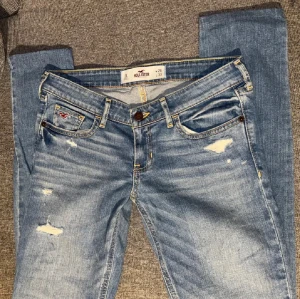 Lågmidjade holister jeans - Säljer ett par jättesnygga holisterjeans! Dom är riktigt lågmidjade och åt de mer skinny hållet och hade därför jätteenkelt kunnat göras om till bootcut eller ett par shorts, men annars så är dom även snygga som dom är💗Midjemått:36cm rakt över, Innerbenslängd: 77cm. Kolla gärna in mina andra annonser
