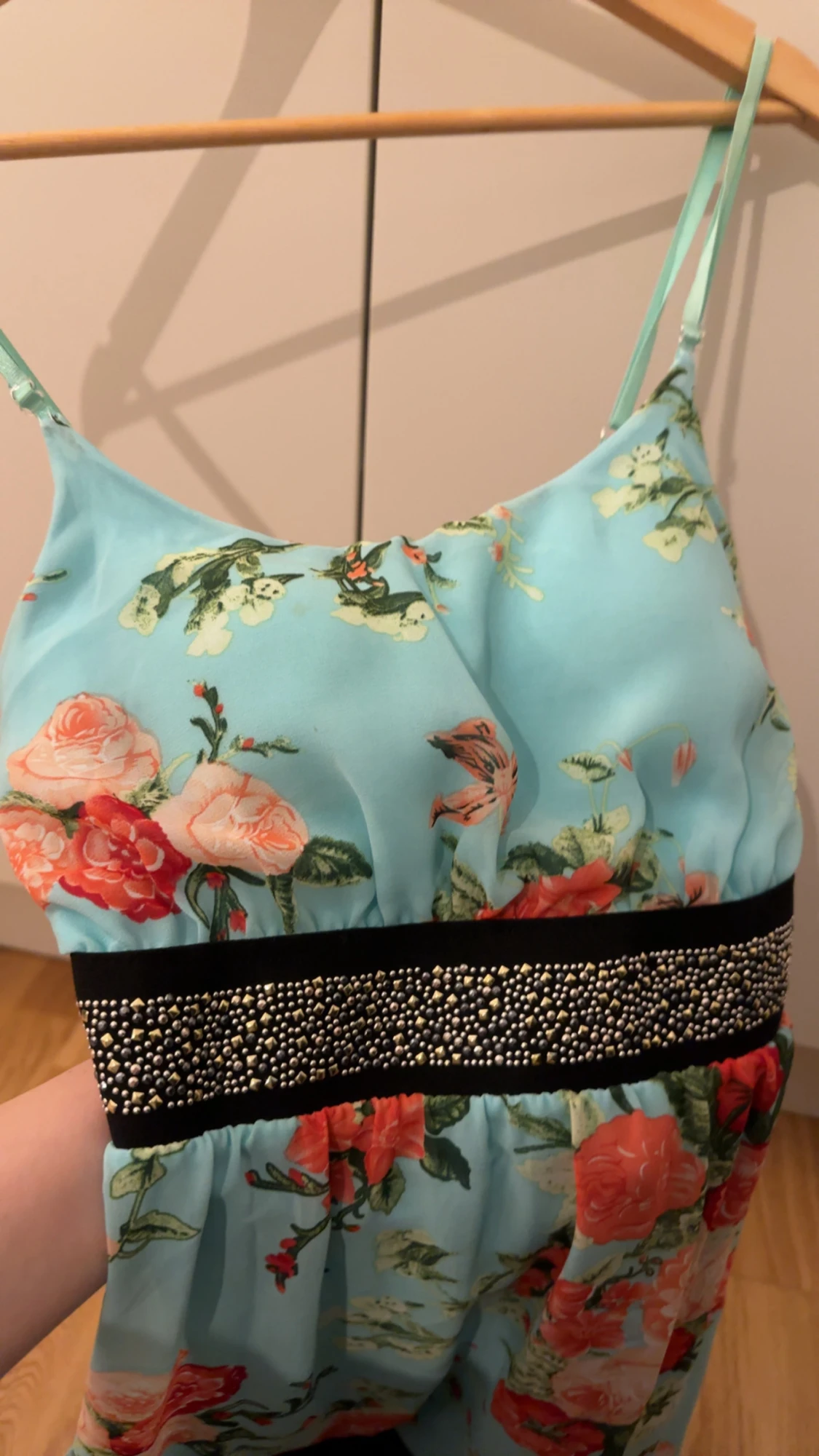 Blommig klänning med pärldetaljer - 2