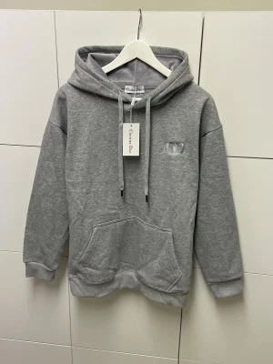 Dior Hoodie - Säljer en helt ny Hoodie , aldrig använd. Storlek M. Snabb frakt fraktas inom 24h efter köp. Kan härmas i Haninge, skriv gärna vid fler frågor.
