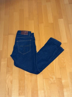 tiger of Sweden jeans  30/32 - Säljer dessa feta tiger of Sweden jeans i modellen evolve i en mörkblå tvätt, jeansen är tillverkade i Italien och är riktig snygga nu till vintern. Skriv om du har några frågor.