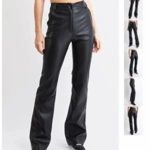 Svarta skinnbyxor - Snygga svarta skinnbyxor med hög midja och bootcut-stil. Byxorna har en dragkedja och knapp framtill samt hällor för bälte. Köpt på madlady. Str L/32, lite stor på mig som vanligtvis har 36/38 i byxor. 