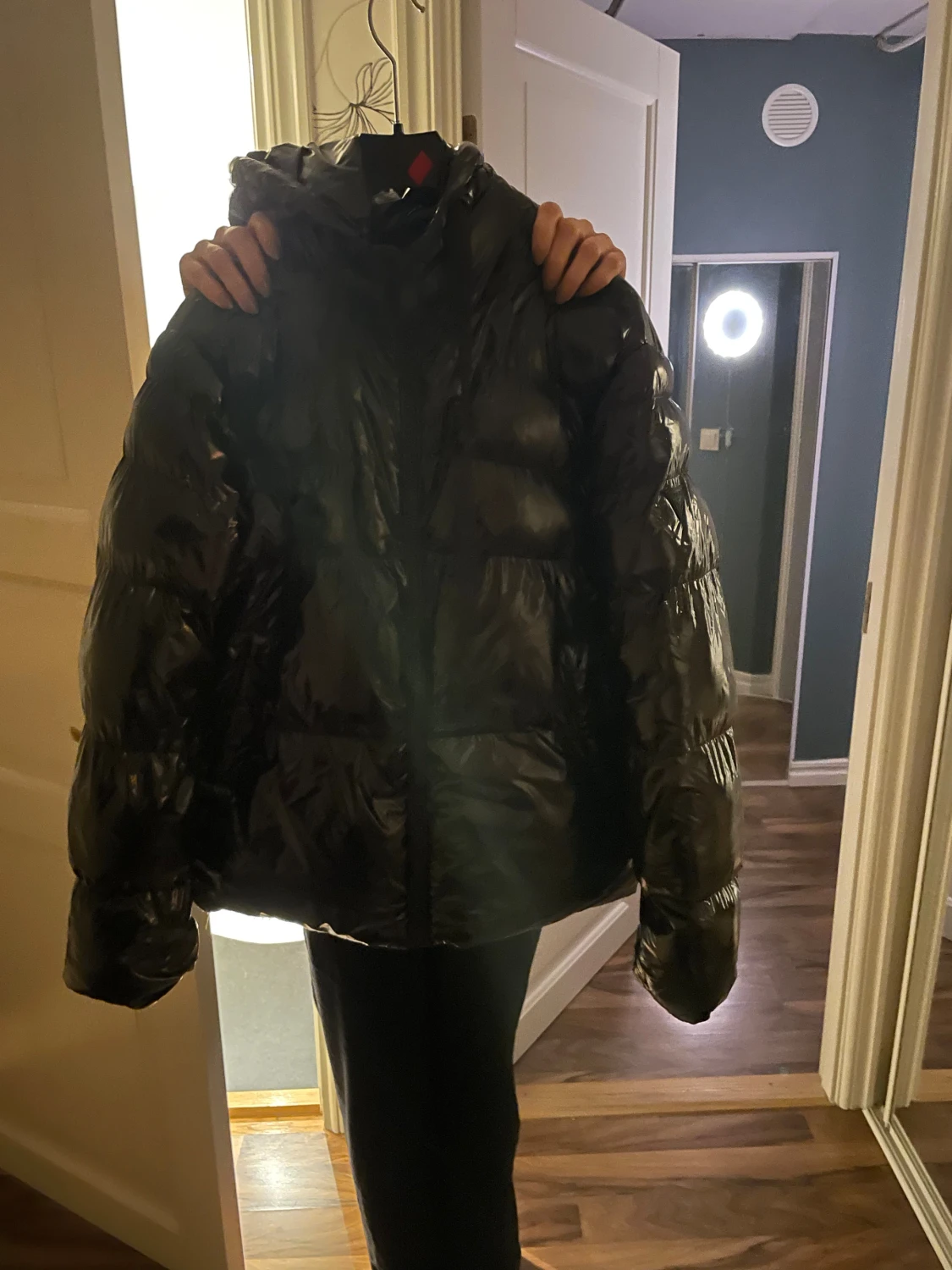 Svart vinterjacka från Guess - 1