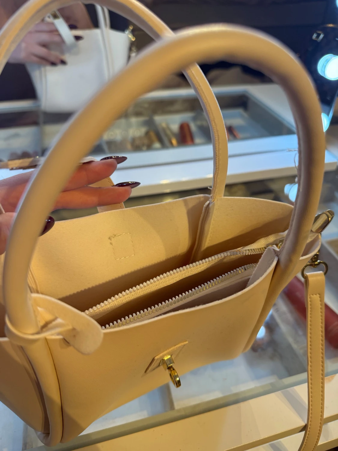 Beige handväska med gulddetalj - 2