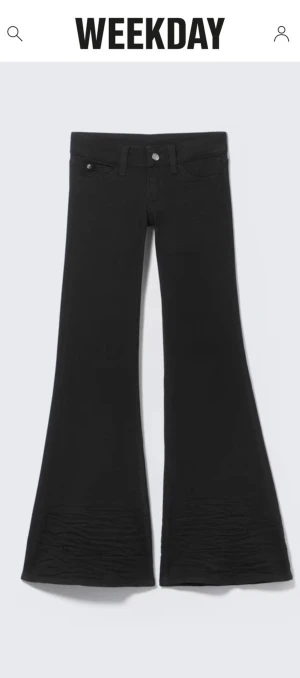 Svarta bootcutjeans från cheap monday (weekday) - Supersnygga jeans från cheap monday (weekday) i klassisk svart tvätt. Modellen är low waist (låg midja) med bootcut-ben- sitter tajt upptill och släpper snyggt nedtill. Säljer eftersom att de inte riktig passade. Dom är w24 och l30.