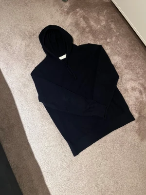 Kashmir Hoodie - Blå kashmir hoodie från Sayless | Myclet bra skick | Strl s